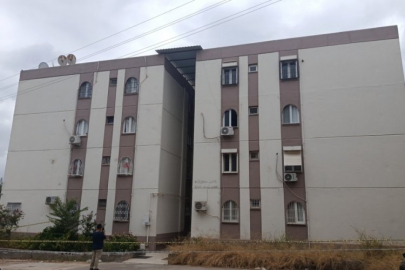 Apartmanın merdivenleri çöktü: Faciadan döndüler!