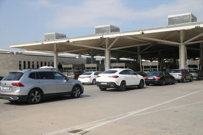 Yıllık izinlerini memleketlerinde geçiren gurbetçiler dönüyor: Kapıkule Sınır Kapısı'nda yoğunluk