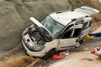 Amasya’da yoldan çıkan araç toprak yığınına çarptı: 4 yaralı