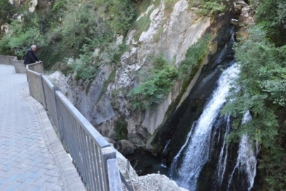 Aşk acısını dindiren şelale! Adalet Bakanı'nın babası bile şaşırdı...