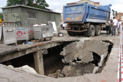 Kocaeli'de beton zemin çöktü: Hafriyat kamyonu içine düştü