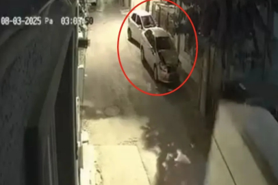 Bursa'da minibüsüyle geri manevra yapmak istedi: Park halindeki 2 otomobile çarptı