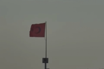 Bursa'da vatandaşın Türk bayrağı hassasiyeti: "Yıpranmış, değiştirilmeli"