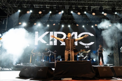 Şarkıcı Kıraç Bitlis'te konser verdi