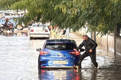 Erzincan'da sağanak ve fırtına hayatı olumsuz etkiledi