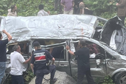 Turistleri taşırken metrelerce yuvarlandı! 2 can alan kaza...