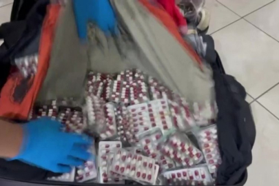 Bavulundan binlerce uyuşturucu hap çıktı: "Yıllık içeceğim" dedi...