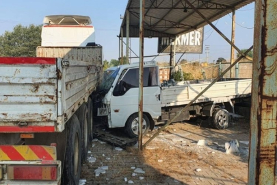 Bursa'da lastiği patlayan kamyonet TIR'a çarptı! 2 kişi yaralı