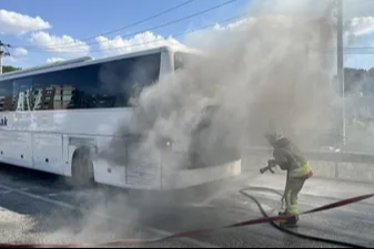 Manisa'da seyir halindeki yolcu otobüsü yandı: Yolcular tahliye edildi