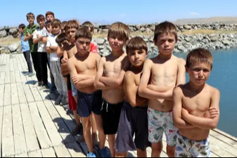 Van Gölü'nde saçları sarıya dönen çocuklara Galatasaray maçına davet