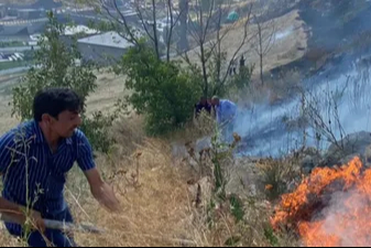 Kars Kalesi eteklerinde ot yangını