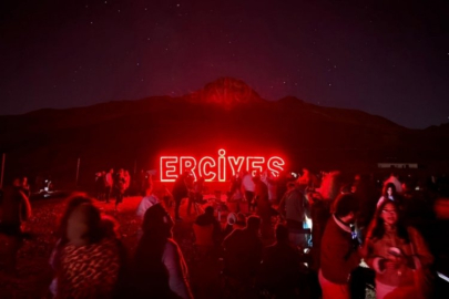 Perseid meteor yağmuru adeta görsel şölen yarattı