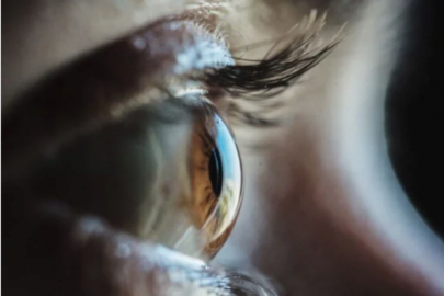 Bulanık görüyordu, gözünden solucan çıktı