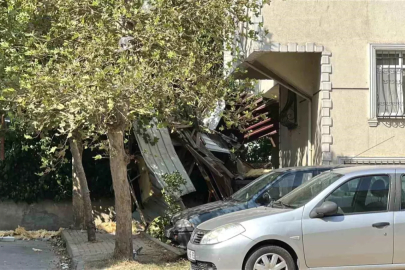 Kartal'da Şiddetli Rüzgar, Apartmanın Çatısını Uçurdu