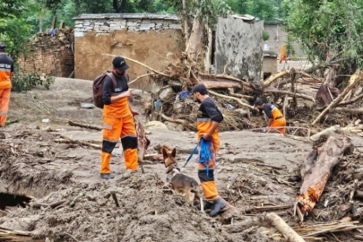 Muson yağmurları o ülkenin altını üstüne getirdi! Tam 645 ölü...