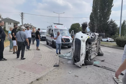 İnegöl'de Kaza: Refüje Çarpıp Takla Attı, 2 Kardeş Yaralandı