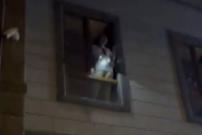 Caminin kapısının camlarını kırdı!