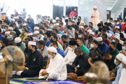 Cuma namazına gitmeyen erkeklere para ya da hapis cezası verilecek!