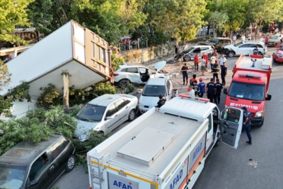Freni patlayan kamyon 10 araca çarpıp, kanala düştü