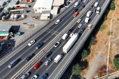 TEM Otoyolu'nda aynı noktada 24 saat içinde ikinci kez kamyon devrildi