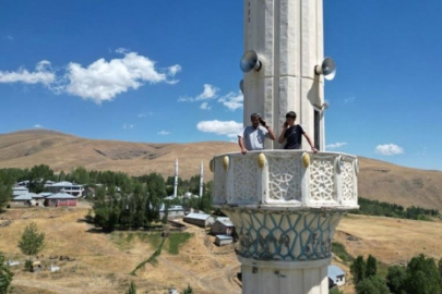 Yıl olmuş 2025: Telefonla konuşmak için minareye çıkıyorlar