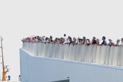 İstanbul Boğazı'nda TCG Anadolu ve Savarona Yatı'na Yoğun İlgi