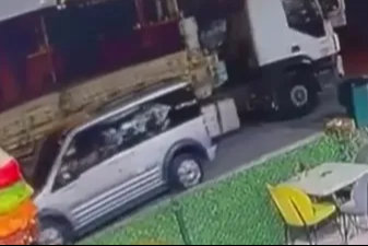 Nevşehir'de freni çekilmeyen tır geri kayarak araçlara zarar verdi