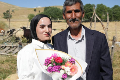 Babası sınav çıkışı çiçekle karşılamıştı, müjdeli haberi telefonla verdi