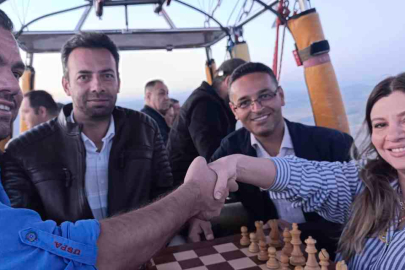 Kapadokya'da balona atladılar: 1500 metre yükseklikte satranç oynadılar