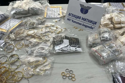 Gurbetçi aile gümrüğü geçemedi: 16 bin euro değerindeki altın ve gümüş ele geçirildi