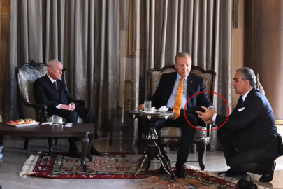 Programda ilginç anlar: Bahçeli, Cumhurbaşkanı Erdoğan'a 2 eser dinletti