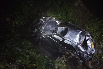 Uçuruma yuvarlanan araçta can pazarı! 3 kişi yaşamını yitirdi...