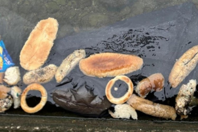 Yüzlerce ekmek, simit ve mısır ekmeğini denize döktüler