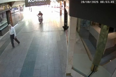 Bursa'da takla atan motosiklet yayaya çarptı! O anlar kamerada...