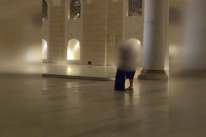 Cami avlusunda öpüşme anları tepki çekti