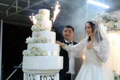 Bir garip aşk hikayesi! Evlenip 17 yıl sonra düğün yaptılar