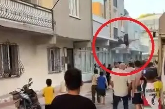 Yangından kaçmak için önce çocuğunu attı sonra kendi atladı