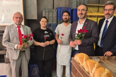 Mevlit Kandilini gül dağıtarak kutladılar