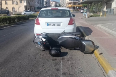 Virajı alamayan motosiklet park halindeki otomobile çarptı
