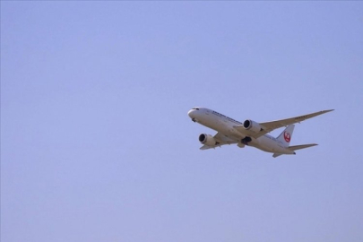 Japonya'da motoru arızalanan yolcu uçağı, tek motorla acil iniş yaptı