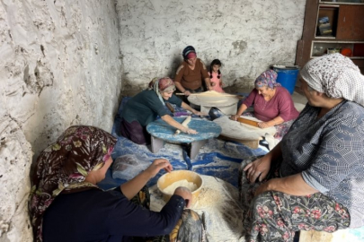 Köylü kadınlar imece usulü erişte kesiyor