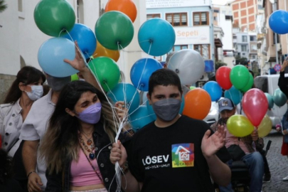 Lösemiyi yendi yüzlerce balonla karşılandı