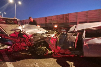 Taşa çarpan Tofaş hurdaya döndü: 2 kişi yaralandı