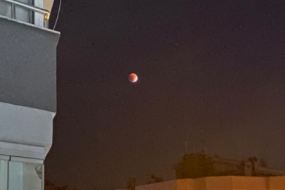 82 dakika sürecek 'Kanlı Ay' tutulması başladı!