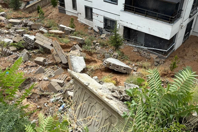 Ankara'da sağanak: Yollar göle döndü, istinat duvarı yıkıldı