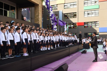 Bursa'da okulun maskotu 'Kaya' zumba dansı yaptı