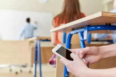 Karar kesinleşti! O ülkede okullarda telefon yasaklanıyor