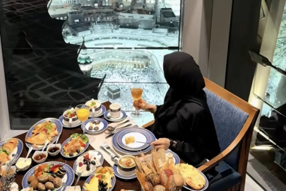 Kabe manzaralı odadan kahvaltı paylaşımı