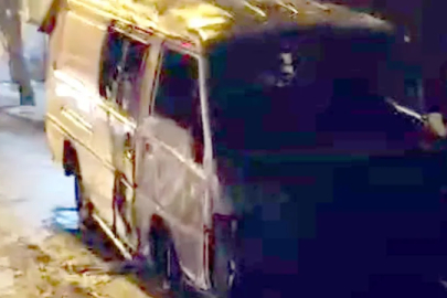 İstanbul'da çaldıkları minibüs alev aldı: Şüpheliler yaya olarak kaçtı