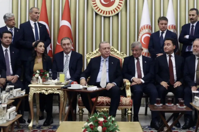 Ahmet Davutoğlu'ndan 'fotoğraf' eleştirilerine yanıt: Saygı göstermek boynumuzun borcudur